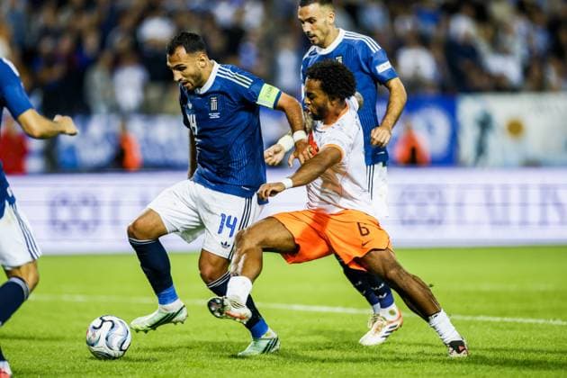 THESSALONIKI - Vangelis Pavlidis of Greece, Quinten Timber of the Netherlands (lr) during the UEFA Nations League match between Greece and the Netherlands at Toumba Stadium on 1 October 2026 in Greece. KOEN VAN WEEL ANP xVIxANPxSportx xxANPxIVx 571095016 originalFilename: 571095016.jpg