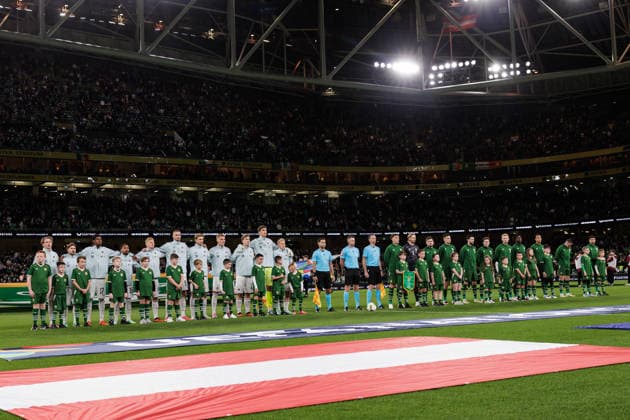 SOCCER - NL, IRL vs AUT DUBLIN,IRELAND,01.OCT.26 - SOCCER - UEFA Nations League, OEFB international match, Länderspiel, Nationalmannschaft Ireland vs Austria. Image shows both teams and an overview of the Aviva Stadium. GEPAxpictures xArminxRauthner