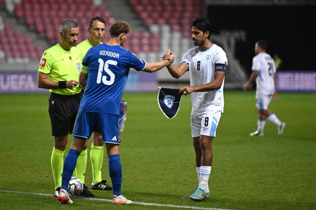 SOCCER - UEFA Nations League - Israel vs. Kosovo Photo by IPA ABACAPRESS.COM89189489 - The captains exchange greetings at midfield during the Nations League, Matchday 3, League B Group B3, between Israel and Kosovo on October 1, 2026, at Nagyerdei Stadium in Debrecen, Hungary Haifa Israel  Copyright: xIPAxSport ABACAx