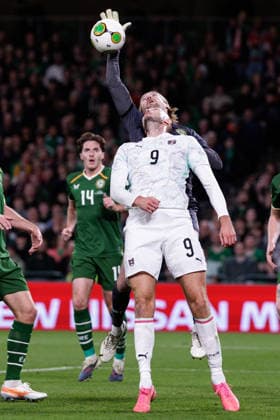 SOCCER - NL, IRL vs AUT DUBLIN,IRELAND,01.OCT.26 - SOCCER - UEFA Nations League, OEFB international match, Länderspiel, Nationalmannschaft Ireland vs Austria. Image shows Sasa Kalajdzic (AUT) and Caoimhin Kelleher (IRL). GEPAxpictures xArminxRauthner