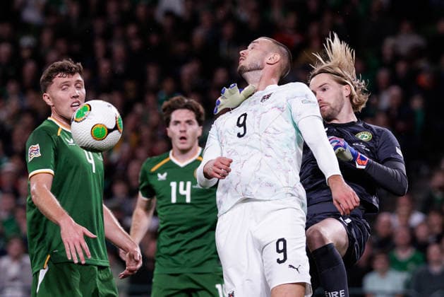 SOCCER - NL, IRL vs AUT DUBLIN,IRELAND,01.OCT.26 - SOCCER - UEFA Nations League, OEFB international match, Länderspiel, Nationalmannschaft Ireland vs Austria. Image shows Dara O Shea (IRL), Sasa Kalajdzic (AUT) and Caoimhin Kelleher (IRL). GEPAxpictures xArminxRauthner