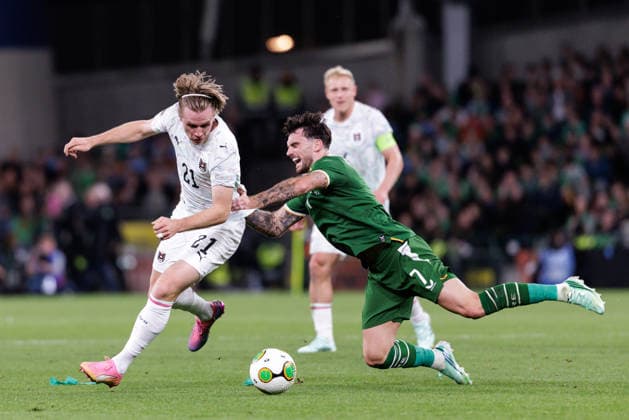 SOCCER - NL, IRL vs AUT DUBLIN,IRELAND,01.OCT.26 - SOCCER - UEFA Nations League, OEFB international match, Länderspiel, Nationalmannschaft Ireland vs Austria. Image shows Patrick Wimmer (AUT) and Troy Parrott (IRL). GEPAxpictures xArminxRauthner