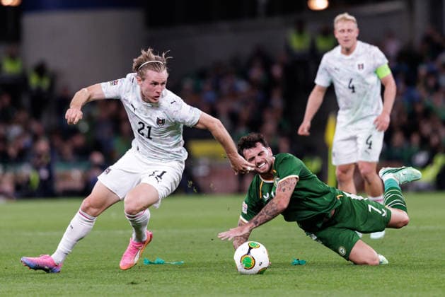 SOCCER - NL, IRL vs AUT DUBLIN,IRELAND,01.OCT.26 - SOCCER - UEFA Nations League, OEFB international match, Länderspiel, Nationalmannschaft Ireland vs Austria. Image shows Patrick Wimmer (AUT) and Troy Parrott (IRL). GEPAxpictures xArminxRauthner