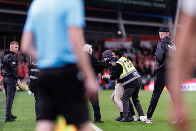 SOCCER - NL, IRL vs AUT DUBLIN,IRELAND,01.OCT.26 - SOCCER - UEFA Nations League, OEFB international match, Länderspiel, Nationalmannschaft Ireland vs Austria. Image shows a pitch invader. GEPAxpictures xArminxRauthner