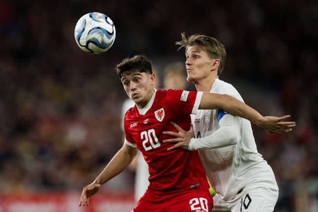 261001 Daniel James of Wales and Martin Ødegaard of Norway during the Nations League soccer match between Wales and Norway on October 1, 2026 in Cardiff. Photo by Vegard Grott, BILDBYRAN. Code: VG VG1015 bbeng soccer football fotball Nations League international match Norway Wales bbeng soccer football fotball Nations League international match Norway Wales  Copyright: VEGARDxGRoTT BB261001VG049