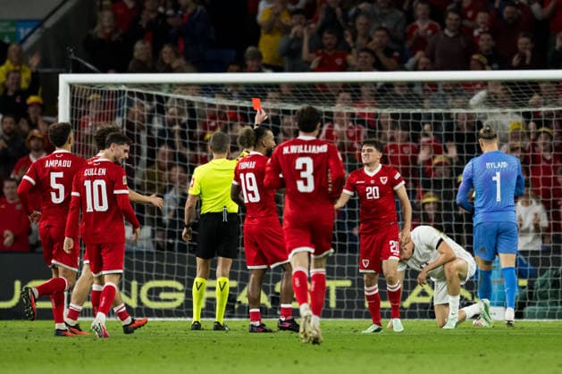 261001 Torbjorn Lysaker Heggem of Norway (not pictured) receives a red card from referee Alejandro Hernandez during the Nations League soccer match between Wales and Norway on October 1, 2026 in Cardiff. Photo by Vegard Grott, BILDBYRAN, code VG VG1015. bbeng soccer football soccer Nations League international match Norway Wales bbeng soccer football soccer Nations League international match Norway Wales  Copyright: VEGARDxGRoTT BB261001VG050