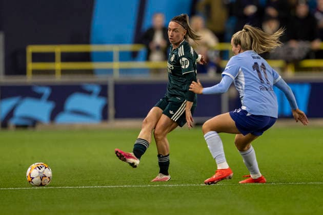 RECORD DATE NOT STATED 1st October 2026; Joie Stadium, Manchester, England; UEFA Womens Champions League Football, Manchester City versus Real Madrid; Eva Navarro of Real Madrid Femenino under pressure from Lauren Hemp of Manchester City Women TimxWilliams