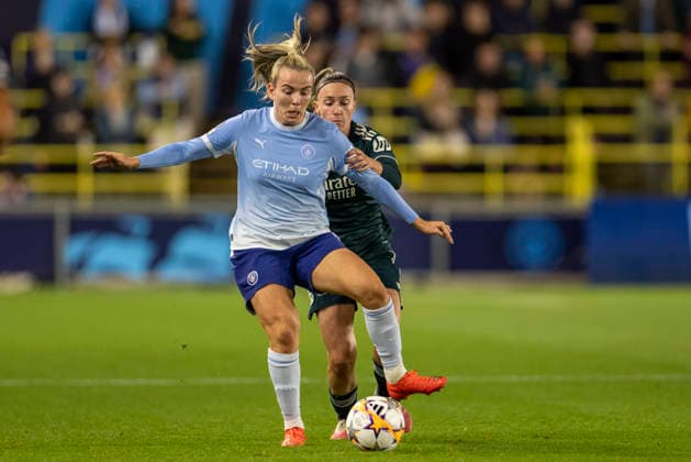 RECORD DATE NOT STATED 1st October 2026; Joie Stadium, Manchester, England; UEFA Womens Champions League Football, Manchester City versus Real Madrid; Lauren Hemp of Manchester City Women under pressure from Eva Navarro of Real Madrid Femenino TimxWilliams
