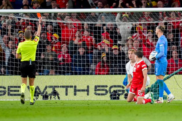 Soccer, Nations League: Wales vs. Norway, Nations League, Cardiff, Wales 20261001 Norway’s Torbjorn Heggem was shown a red card by referee Alejandro Hernandez during the international soccer match between Wales and Norway in the Nations League at Cardiff City Stadium. Photo: Lise Aserud, NTB, Cardiff, Wales. EDITORIAL USE ONLY. RESTRICTED USE FOR BETTING COMPANIES  Copyright: xLisexAserudxx xNTBx