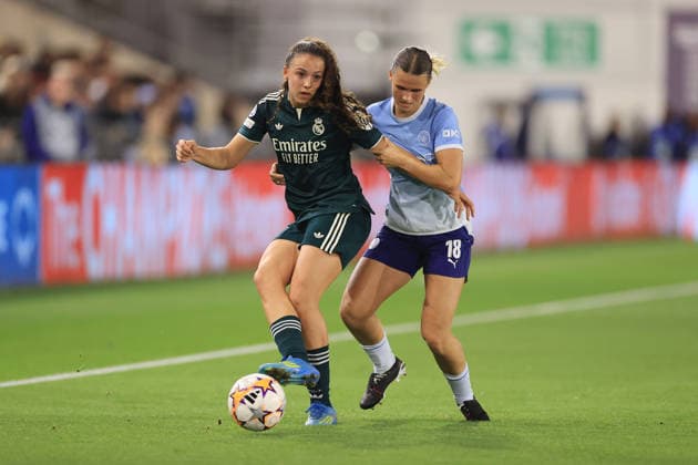 Manchester City Women gegen Real Madrid Women, 1. Oktober 2026, UEFA Women’s Champions League, Gruppenphase, Manchester City gegen Real Madrid. Silvia Cristobal von Real Madrid im Zweikampf mit Kerstin Casparij von Manchester City. Foto: Simon Stacpoole, Offside, Manchester, Großbritannien  Copyright: xSimonxStacpoolexOffside