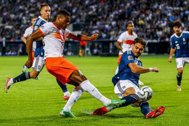 THESSALONIKI - Denzel Dumfries of the Netherlands passes the ball under pressure from Ntinos Mavropanos of Greece during the UEFA Nations League match between Greece and the Netherlands at the Toumba Stadium on 1 October 2026 in Thessaloniki, Greece. MARCEL TER BALS ANP UEFA Nations League 2026 27 xVIxANPxSportx xMarcelxterxBalsxIVx 571097460 originalFilename: 571097460.jpg