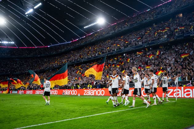 October 1, 2026, GER, Soccer, Men s, UEFA Nations League International Match, League A, Matchday 3, Germany vs. Serbia Tom Bischof Germany, 8, Aleksandar Pavlovic (Germany), 5, Nick Woltemade (Germany), 11, Waldemar Anton (Germany), 3, Malick Thiaw (Germany), 2, and the team celebrate the 1–0 goal; in the background, fans wave black, red, and gold flags at the Allianz Arena in Munich, Bavaria, Germany Copyright: xNordphoto Memmlerx