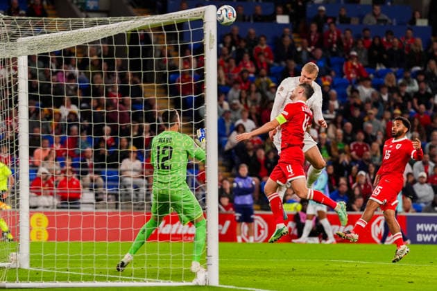 Soccer, Nations League: Wales vs. Norway, Nations League, Cardiff, Wales 20261001 Norway s Erling Braut Haaland tries to outwit Wales goalkeeper Danny Ward during the international soccer match between Wales and Norway in the Nations League at Cardiff City Stadium. Photo: Lise Aserud, NTB, Cardiff, Wales. EDITORIAL USE ONLY. RESTRICTED USE FOR BETTING COMPANIES  Copyright: xLisexAserudxx xNTBx