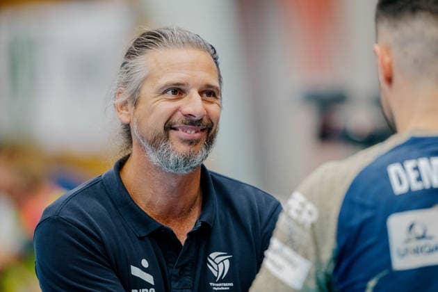 VOLLEYBALL - Coppa Pallavolo Senza Confini HARTBERG,AUSTRIA,01.OCT.26 - VOLLEYBALL - Coppa Pallavolo Senza Confini, TSV Hartberg vs Verona Volley. Image shows head coach Markus Hirczy (Hartberg).  GEPAxpictures xRomanxKoenigshofer
