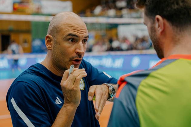 VOLLEYBALL - Coppa Pallavolo Senza Confini HARTBERG,AUSTRIA,01.OCT.26 - VOLLEYBALL - Coppa Pallavolo Senza Confini, TSV Hartberg vs Verona Volley. Image shows head coach Fabio Soli (Verona).  GEPAxpictures xRomanxKoenigshofer