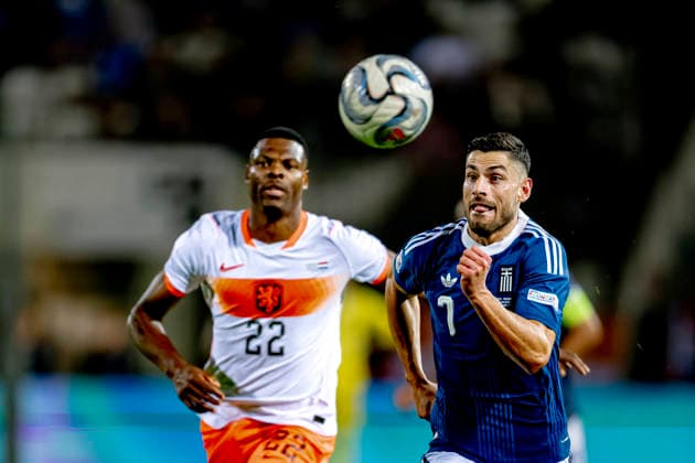 THESSALONIKI: Netherlands defender Denzel Dumfries and Greece forward Giorgos Masouras during the UEFA Nations League match between Greece and the Netherlands at Toumba Stadium on October 1, 2026, in Thessaloniki, Greece. Photo by DeFodi Images