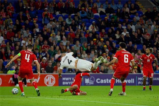 RECORD DATE NOT STATED Football - UEFA Nations League - Group A4 - Wales v Norway CARDIFF, WALES - Thursday, October 1, 2026: Norway s Leo ostigard is challenged during the UEFA Nations League Group A4 Matchday 3 match between Wales and Norway at the Cardiff City Stadium. (Photo by David Rawcliffe Propaganda) CARDIFF Cardiff City Stadium CARDIFF WALES  Copyright: xDavidxRawcliffex 2026-10-01-Wales_v_Norway-078