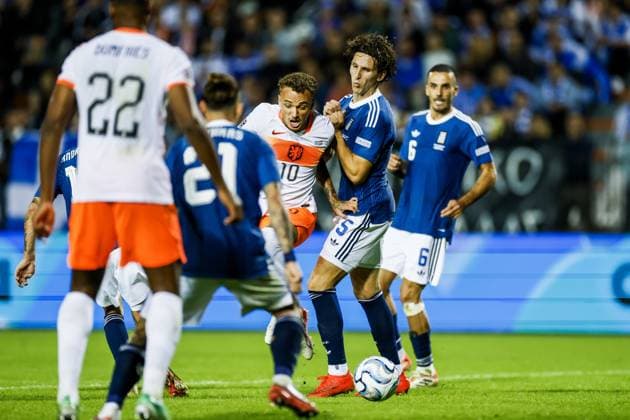 THESSALONIKI - Noa Lang of the Netherlands, Panagiotis Retsos of Greece (lr) during the UEFA Nations League match between Greece and the Netherlands at Toumba Stadium on 1 October 2026 in Greece. KOEN VAN WEEL ANP xVIxANPxSportx xxANPxIVx 571098793 originalFilename: 571098793.jpg