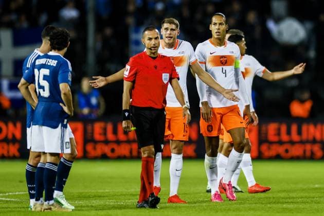 THESSALONIKI - Micky van de Ven of the Netherlands, Virgil van Dijk of the Netherlands (lr) react to referee Marco Guida (ITA) after a Dutch goal was disallowed during the UEFA Nations League match between Greece and the Netherlands at the Toumba Stadium on 1 October 2026 in Greece. KOEN VAN WEEL ANP xVIxANPxSportx xxANPxIVx 571099018 originalFilename: 571099018.jpg