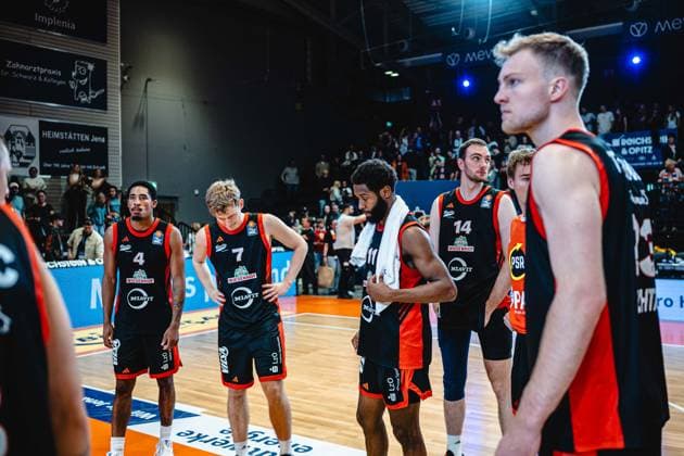 easycredit BBL Basketball Bundesliga 2026–2027 Make-up Game, Matchday 1: Science City Jena vs. RASTA Vechta on October 1, 2026. Disappointment among the Vechta players following their loss at the Sparkassen Arena in Jena.