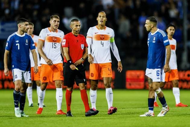 THESSALONIKI - Micky van de Ven of the Netherlands, Virgil van Dijk of the Netherlands (lr) react to referee Marco Guida (ITA) after a Dutch goal was disallowed during the UEFA Nations League match between Greece and the Netherlands at the Toumba Stadium on October 1, 2026, in Greece. KOEN VAN WEEL ANP xVIxANPxSportx xxANPxIVx 571099091 originalFilename: 571099091