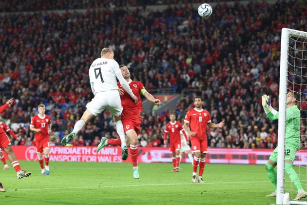 Wales gegen Norwegen – UEFA Nations League, 1. Oktober 2026, Cardiff – UEFA Nations League: Wales gegen Norwegen – Erling Haaland aus Norwegen köpft den Ball über die walisische Latte. Foto: Charlotte Wilson, Cardiff, Großbritannien  Copyright: xCharlottexWilsonxOffside