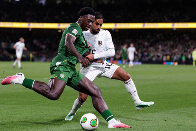 SOCCER - NL, IRL vs AUT DUBLIN,IRELAND,01.OCT.26 - SOCCER - UEFA Nations League, OEFB international match, Länderspiel, Nationalmannschaft Ireland vs Austria. Image shows James Abankwah (IRL) and Phillipp Mwene (AUT).  GEPAxpictures xArminxRauthner