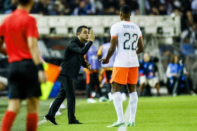 THESSALONIKI - Netherlands coach Xavi Hernandez, Netherlands Denzel Dumfries (lr) during the UEFA Nations League match between Greece and the Netherlands at Toumba Stadium on 1 October 2026 in Greece. KOEN VAN WEEL ANP xVIxANPxSportx xxANPxIVx 571100635 originalFilename: 571100635