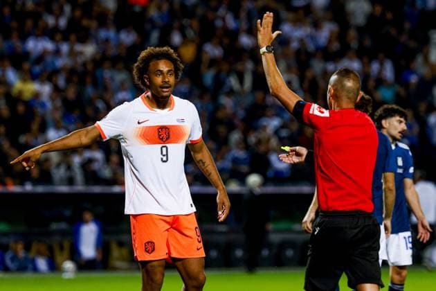 THESSALONIKI - Joshua Zirikzee of the Netherlands in conversation with referee Marco Guida during the UEFA Nations League match between Greece and the Netherlands at the Toumba Stadium on 1 October 2026 in Thessaloniki, Greece. MARCEL TER BALS ANP UEFA Nations League 2026 27 xVIxANPxSportx xMarcelxterxBalsxIVx 571100907 originalFilename: 571100907