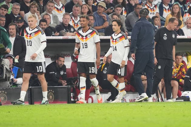 Mika Baur (Germany) becomes the 1,000th debutant in DFB history and is congratulated by national team coach Jürgen Klopp (Germany). Munich, October 1, 2026. Germany vs. Serbia, UEFA Nations League, Matchday 3, Allianz Arena