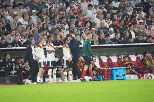 Mika Baur (Germany) becomes the 1,000th player to make his debut in the history of the DFB and is congratulated by national team coach Jürgen Klopp (Germany). Munich, October 1, 2026. Germany vs. Serbia, UEFA Nations League, Matchday 3, Allianz Arena