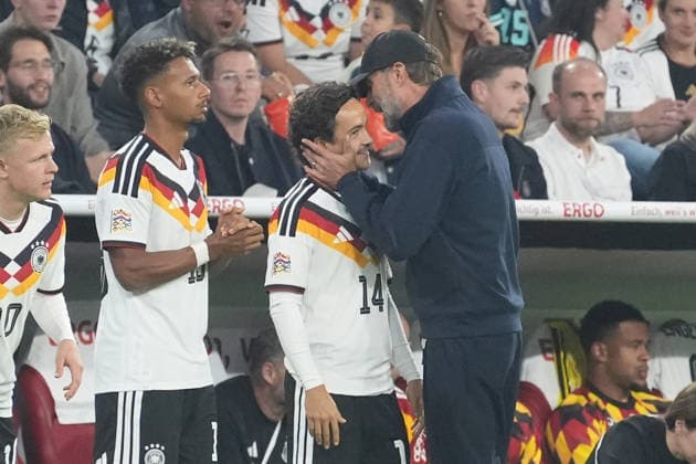 Mika Baur (Germany) becomes the 1,000th player to make his debut in the history of the DFB and is congratulated by national team coach Jürgen Klopp (Germany). Munich, October 1, 2026. Germany vs. Serbia, UEFA Nations League, Matchday 3, Allianz Arena