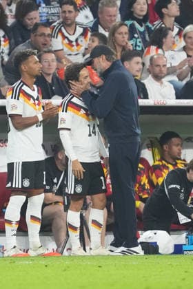 Mika Baur (Germany) becomes the 1,000th player to make his debut in the history of the DFB and is congratulated by national team coach Jürgen Klopp (Germany). Munich, October 1, 2026. Germany vs. Serbia, UEFA Nations League, Matchday 3, Allianz Arena