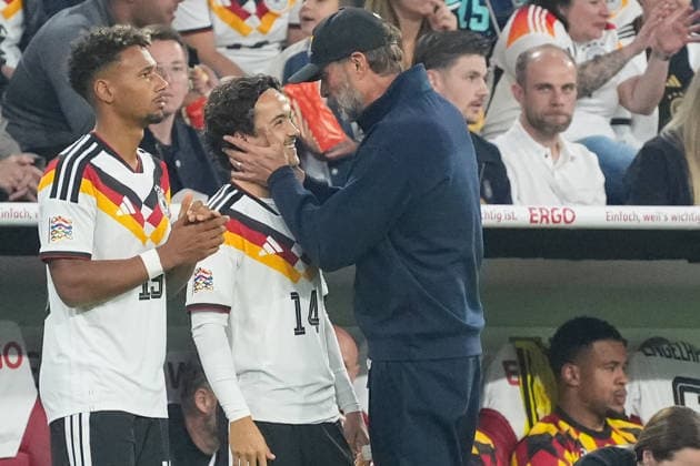 Mika Baur (Germany) becomes the 1,000th player to make his debut in the history of the DFB and is congratulated by national team coach Jürgen Klopp (Germany). Munich, October 1, 2026. Germany vs. Serbia, UEFA Nations League, Matchday 3, Allianz Arena