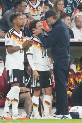 Mika Baur (Germany) becomes the 1,000th player to make his debut in the history of the DFB and is congratulated by national team coach Jürgen Klopp (Germany). Munich, October 1, 2026. Germany vs. Serbia, UEFA Nations League, Matchday 3, Allianz Arena