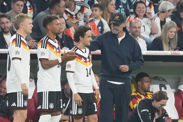 Mika Baur (Germany) becomes the 1,000th player to make his debut in the history of the DFB and is congratulated by national team coach Jürgen Klopp (Germany). Munich, October 1, 2026. Germany vs. Serbia, UEFA Nations League, Matchday 3, Allianz Arena