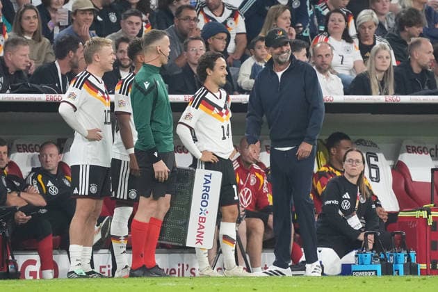 Mika Baur (Germany) becomes the 1,000th player to make his debut in the history of the DFB and is congratulated by national team coach Jürgen Klopp (Germany). Munich, October 1, 2026. Germany vs. Serbia, UEFA Nations League, Matchday 3, Allianz Arena