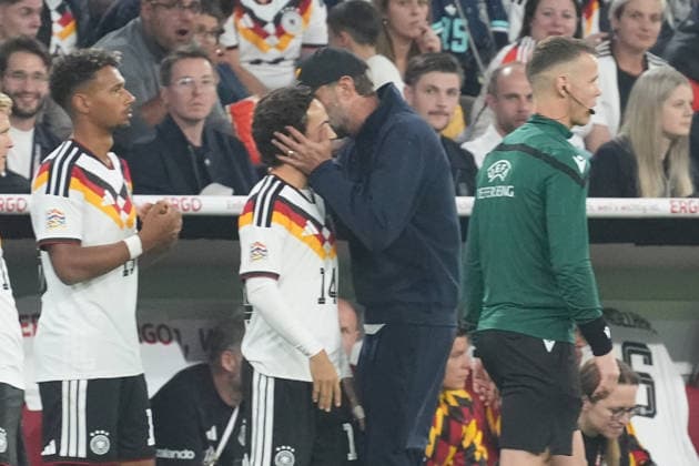 Mika Baur (Germany) becomes the 1,000th player to make his debut in the history of the DFB and is congratulated by national team coach Jürgen Klopp (Germany). Munich, October 1, 2026. Germany vs. Serbia, UEFA Nations League, Matchday 3, Allianz Arena