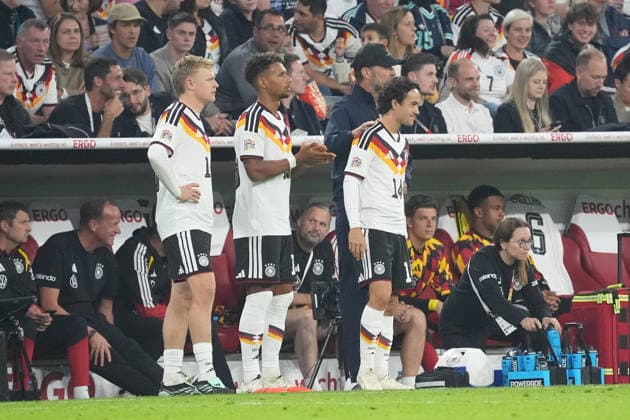 Mika Baur (Germany) becomes the 1,000th player to make his debut in the history of the DFB and is congratulated by national team coach Jürgen Klopp (Germany). Munich, October 1, 2026. Germany vs. Serbia, UEFA Nations League, Matchday 3, Allianz Arena