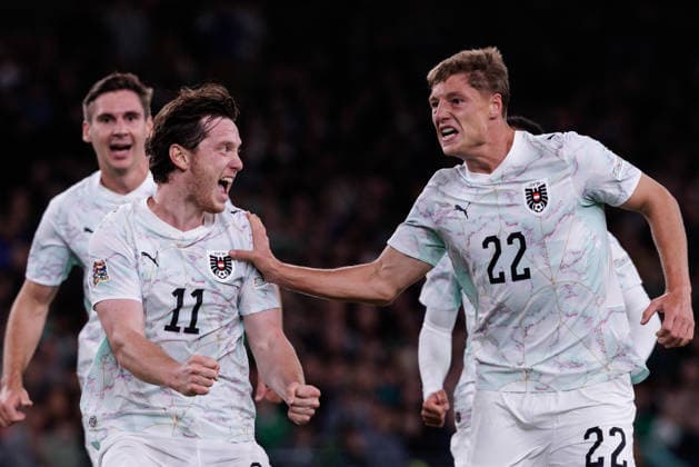 SOCCER - NL, IRL vs AUT DUBLIN,IRELAND,01.OCT.26 - SOCCER - UEFA Nations League, OEFB international match, Länderspiel, Nationalmannschaft Ireland vs Austria. Image shows the rejoicing of Maximilian Woeber, Michael Gregoritsch and Alexander Prass (AUT).  GEPAxpictures xArminxRauthner