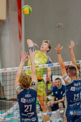 VOLLEYBALL - Coppa Pallavolo Senza Confini HARTBERG,AUSTRIA,01.OCT.26 - VOLLEYBALL - Coppa Pallavolo Senza Confini, TSV Hartberg vs Verona Volley. Image shows Lukas Glatz (Verona), Richard Hensel and Dorde Knezevic (Hartberg).  GEPAxpictures xRomanxKoenigshofer
