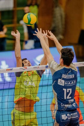 VOLLEYBALL - Coppa Pallavolo Senza Confini HARTBERG,AUSTRIA,01.OCT.26 - VOLLEYBALL - Coppa Pallavolo Senza Confini, TSV Hartberg vs Verona Volley. Image shows Marco Vitelli (Verona) and Stefan Muelleder (Hartberg).  GEPAxpictures xRomanxKoenigshofer