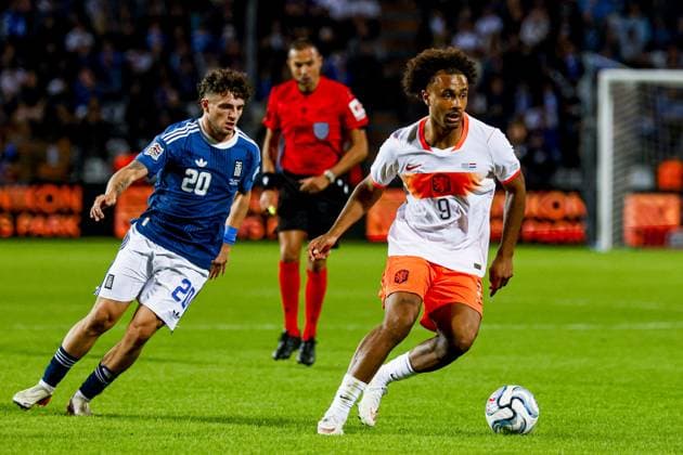 THESSALONIKI - Joshua Zirikzee of the Netherlands dribbles with the ball under pressure from Christos Zafeiris of Greece during the UEFA Nations League match between Greece and the Netherlands at the Toumba Stadium on 1 October 2026 in Thessaloniki, Greece. MARCEL TER BALS ANP UEFA Nations League 2026 27 xVIxANPxSportx xMarcelxterxBalsxIVx 571101624 originalFilename: 571101624.jpg