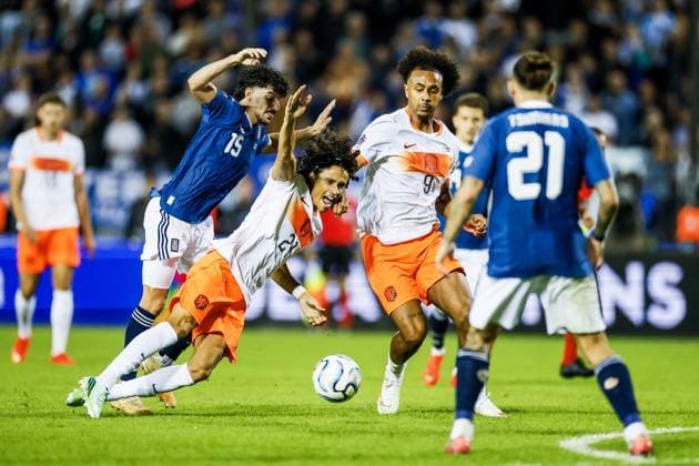 THESSALONIKI - Thanasis Androutsos of Greece, Gjivai ZechiÃ«l of the Netherlands (lr) during the UEFA Nations League match between Greece and the Netherlands at Toumba Stadium on 1 October 2026 in Greece. KOEN VAN WEEL ANP xVIxANPxSportx xxANPxIVx 571101650 originalFilename: 571101650