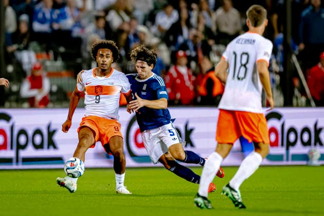 THESSALONIKI: Netherlands forward Joshua Zirkzee and Greece defender Panagiotis Retsos during the UEFA Nations League match between Greece and the Netherlands at Toumba Stadium on October 1, 2026, in Thessaloniki, Greece. Photo by DeFodi Images