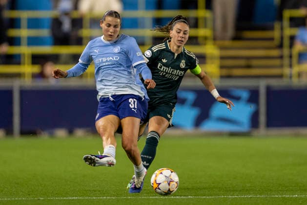 RECORD DATE NOT STATED 1st October 2026; Joie Stadium, Manchester, England; UEFA Womens Champions League Football, Manchester City versus Real Madrid; Charlotta Wamser of Manchester City Women under pressure from Athenea del Castillo of Real Madrid Femenino TimxWilliams