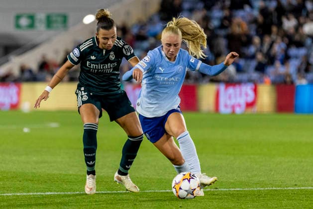 RECORD DATE NOT STATED 1st October 2026; Joie Stadium, Manchester, England; UEFA Womens Champions League Football, Manchester City versus Real Madrid; Laura Blindkilde Brown of Manchester City Women under pressure from Arianna Caruso of Real Madrid Femenino TimxWilliams