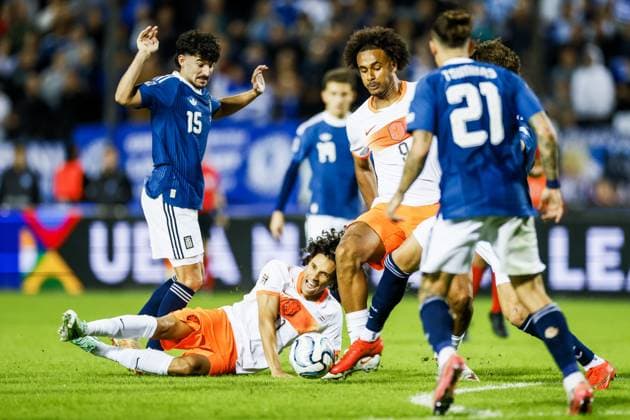 THESSALONIKI - Thanasis Androutsos of Greece, Gjivai ZechiÃ«l of the Netherlands, Joshua Zirkzee of the Netherlands (lr) during the UEFA Nations League match between Greece and the Netherlands at Toumba Stadium on 1 October 2026 in Greece. KOEN VAN WEEL ANP xVIxANPxSportx xxANPxIVx 571101979 originalFilename: 571101979.jpg