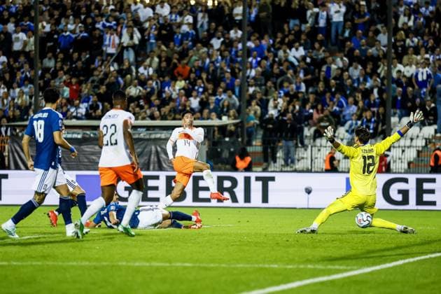 THESSALONIKI - Tijjani Reijnders of the Netherlands passes goalkeeper Kostas Tzolakism of Greece (lr) and scores 2-2 during the UEFA Nations League match between Greece and the Netherlands at the Toumba Stadium on 1 October 2026 in Greece. KOEN VAN WEEL ANP xVIxANPxSportx xxANPxIVx 571102336 originalFilename: 571102336