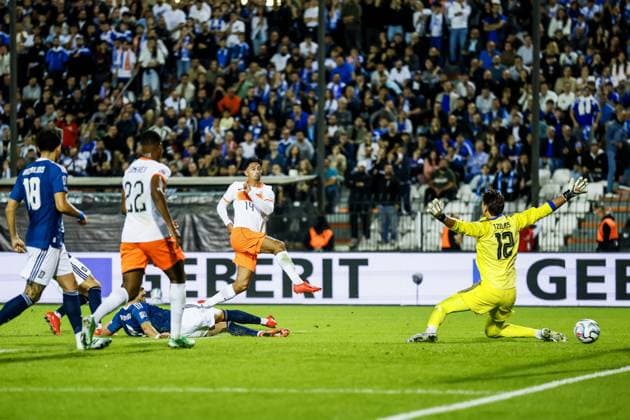 THESSALONIKI - Tijjani Reijnders of the Netherlands passes goalkeeper Kostas Tzolakism of Greece (lr) and scores 2-2 during the UEFA Nations League match between Greece and the Netherlands at the Toumba Stadium on 1 October 2026 in Greece. KOEN VAN WEEL ANP xVIxANPxSportx xxANPxIVx 571102463 originalFilename: 571102463